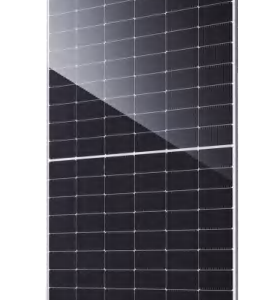 Panel solar monocristalino de alta eficiencia con diseño de media celda (half-cut) y marco de aluminio plateado, sobre fondo blanco