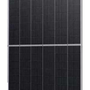 Panel solar monocristalino de color negro intenso con tecnología de media celda y marco de aluminio plateado delgado, visto desde un ángulo lateral sobre fondo blanco.