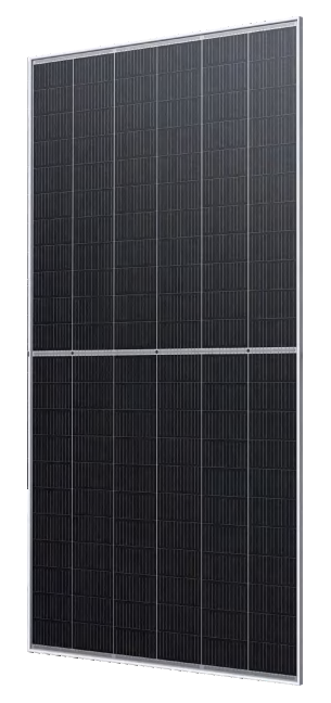 Panel solar monocristalino de color negro intenso con tecnología de media celda y marco de aluminio plateado delgado, visto desde un ángulo lateral sobre fondo blanco.