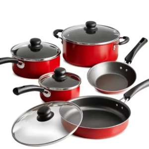 Juego de ollas y sartenes de cocina de 9 piezas en color rojo vibrante con interior antiadherente negro, tapas de vidrio templado y mangos ergonómicos, sobre fondo blanco.