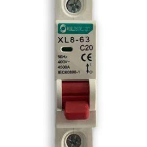 Interruptor automático magnetotérmico unipolar Worldsunlight XL8-63 C20, con palanca roja de encendido y especificaciones técnicas visibles (400V, 4500A), sobre fondo blanco.