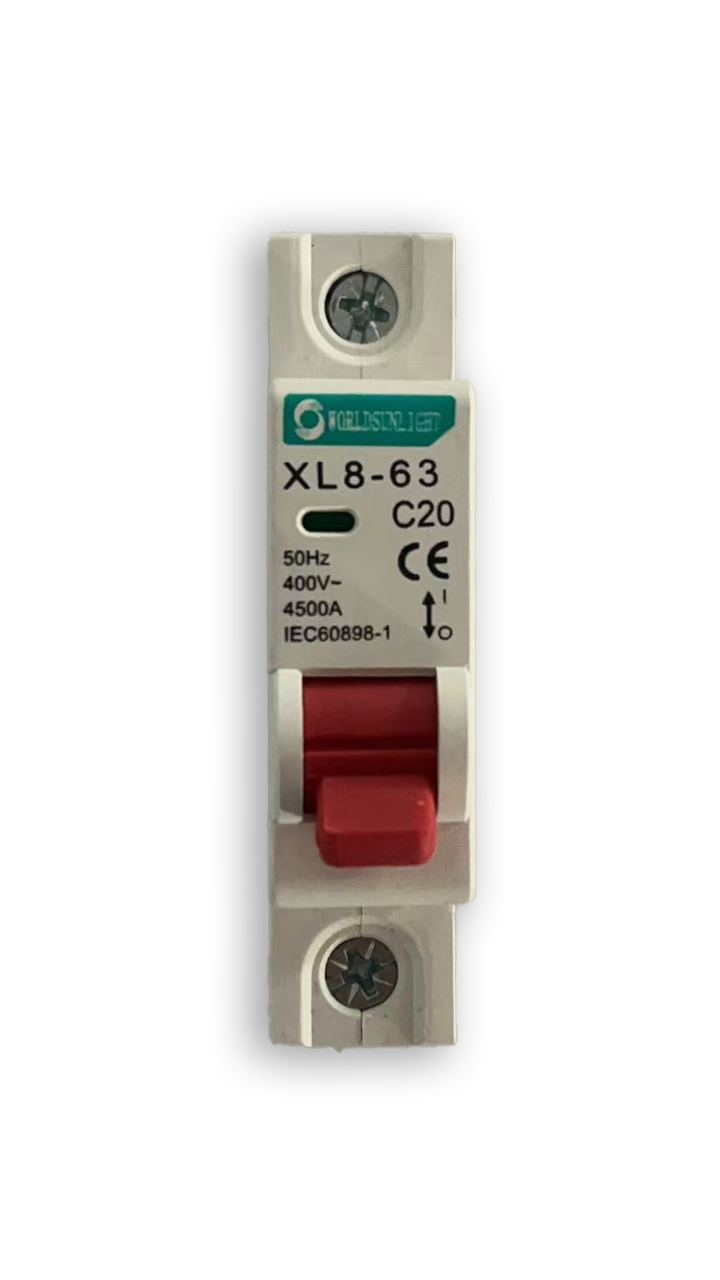 Interruptor automático magnetotérmico unipolar Worldsunlight XL8-63 C20, con palanca roja de encendido y especificaciones técnicas visibles (400V, 4500A), sobre fondo blanco.