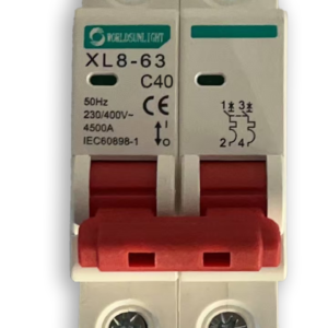Interruptor automático magnetotérmico de dos polos Worldsunlight XL8-63 C40, con palanca roja doble y marcado CE, mostrando especificaciones de 230/400V y 4500A sobre fondo blanco.