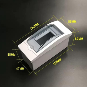 Caja de distribución eléctrica blanca con tapa transparente gris, con dimensiones técnicas marcadas en amarillo: 130mm de largo, 122mm de base, 62mm de altura y 55mm de ancho.