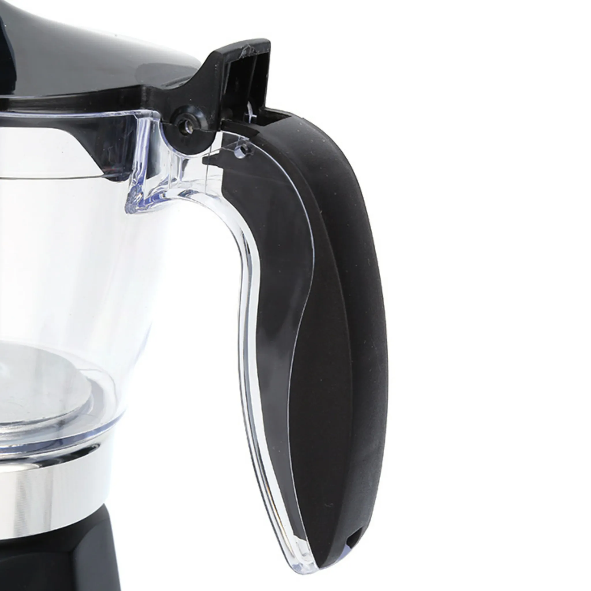 Primer plano del mango ergonómico negro de una cafetera moka, mostrando la unión con el cuerpo transparente y el mecanismo de apertura de la tapa.