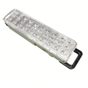 Lámpara de emergencia LED portátil de forma rectangular con asa de transporte negra desplegada y cubierta transparente, aislada sobre fondo blanco.