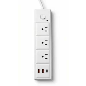 Regleta eléctrica blanca con tres enchufes de CA, dos puertos USB-A y un puerto USB-C, con botón de encendido superior, sobre fondo blanco.