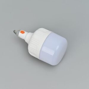 Bombilla LED portátil recargable de color blanco con gancho de metal para colgar, botón de encendido naranja y difusor opaco, sobre un fondo gris neutro.