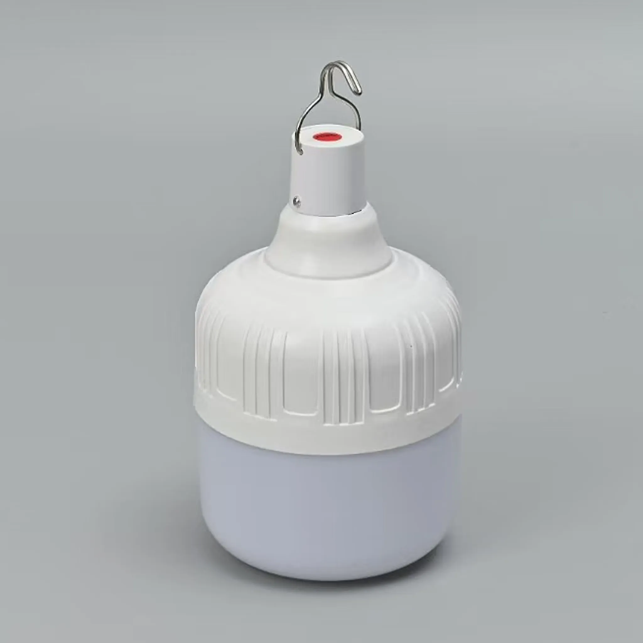 Bombilla LED recargable blanca de cuerpo ancho con difusor esférico opaco, botón de encendido rojo en la parte superior y gancho metálico para colgar, sobre fondo gris.